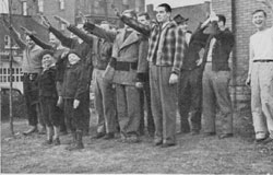 Rituel d'initiation dans une fraternité en 1939. Source