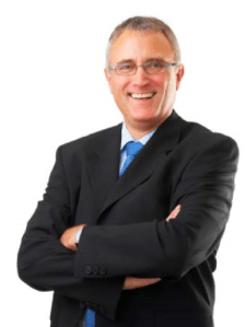 Les hommes sourient quand ils sont confiants et sereins